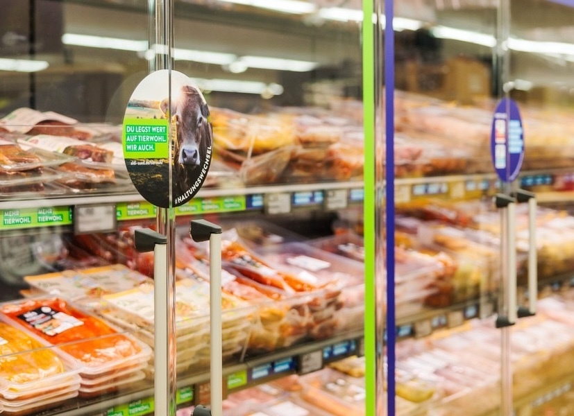 Fresh meat at an Aldi Süd supermarket, organized by animal welfare level 