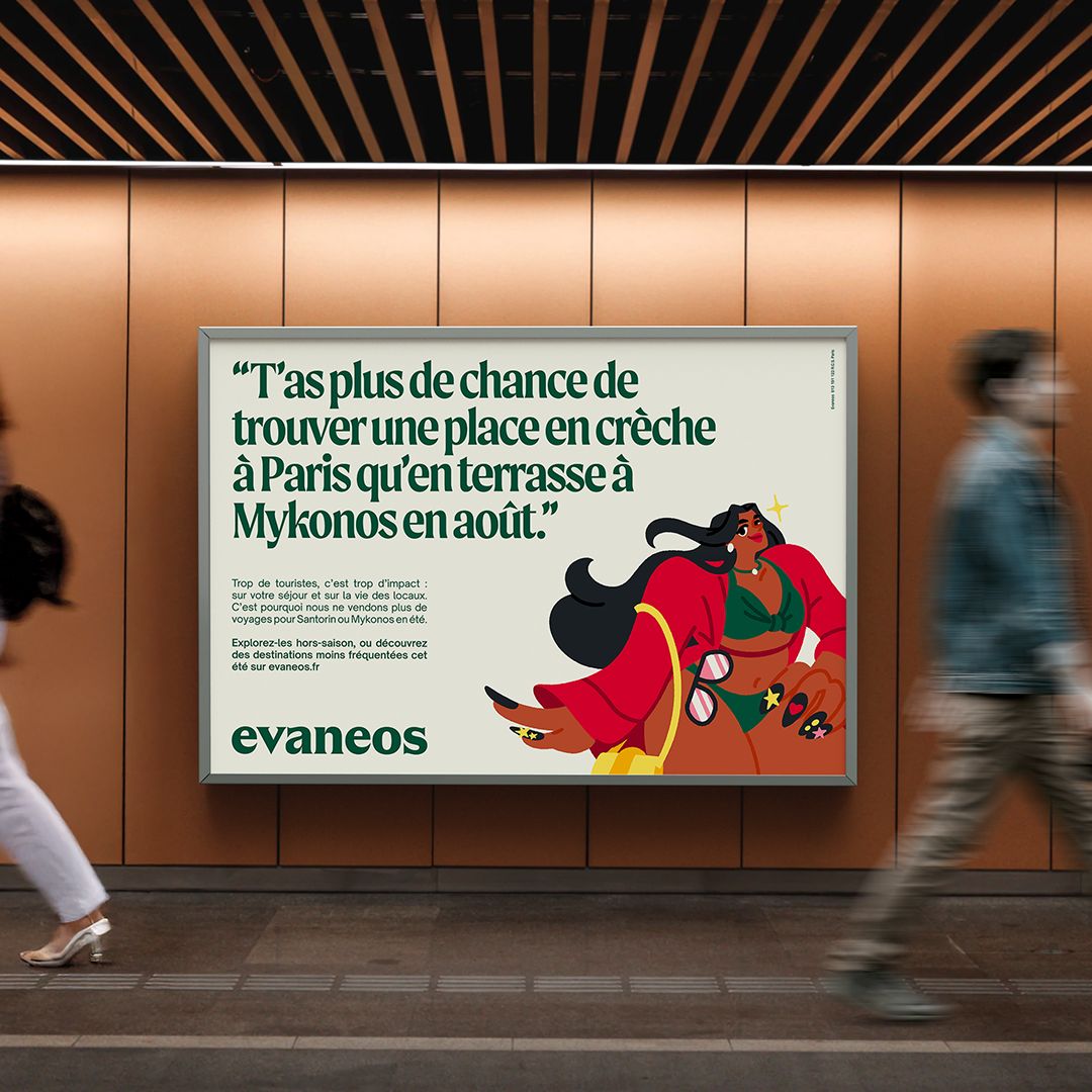 Evaneos billboard in Paris metro reading: 'T'as plus de chance de trouver une place en crèche à Paris qu'en terrasse à Mykonos en août.' 