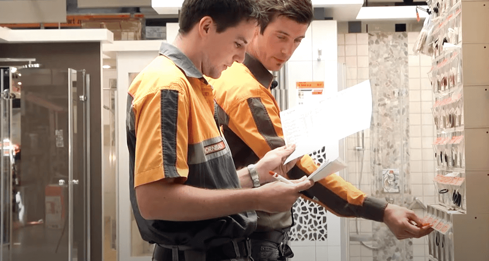Two employees in Hornbach uniforms